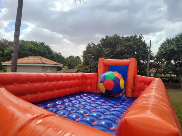 Futebol de sabão montado para evento em Brasília