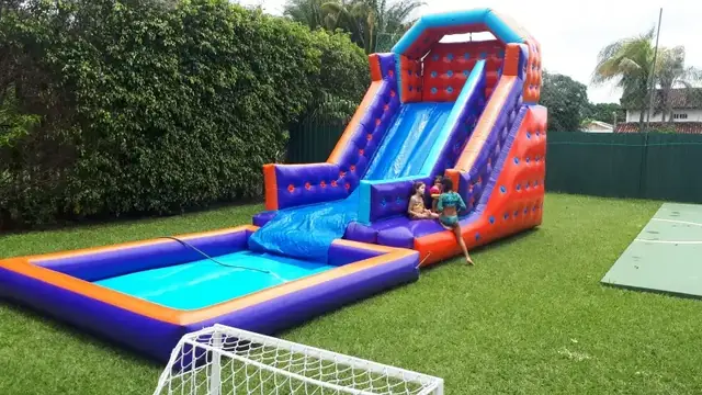 Crianças brincando na tobopiscina inflável da Tio Titi em uma festa em Brasília